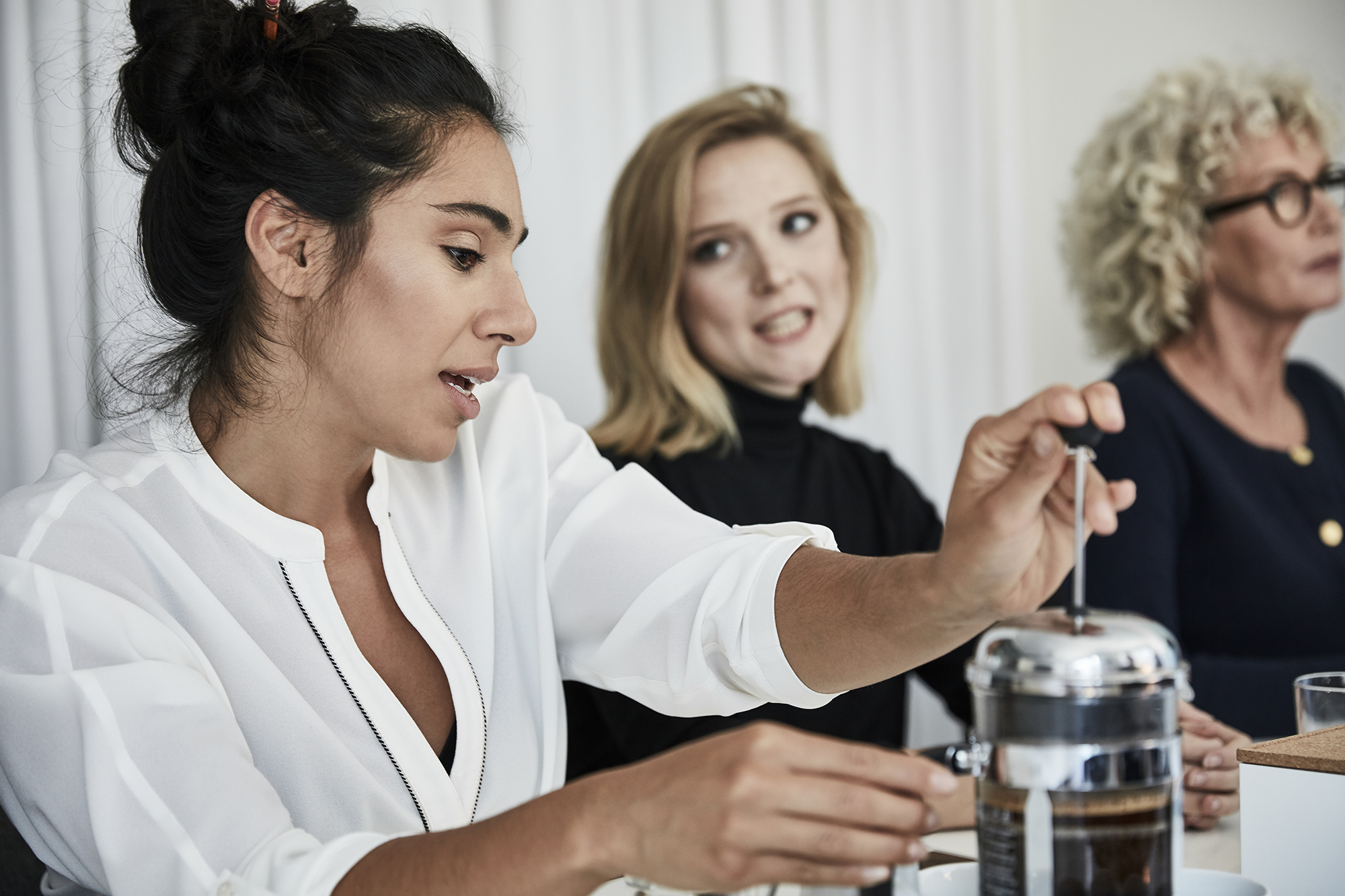Ekonomisk förvaltning jobba med oss på Simpleko kollegor pressar kaffe i mötesrum
