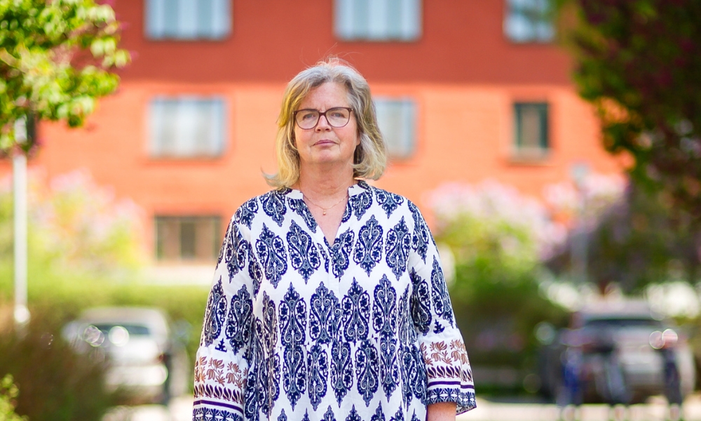 Susanne Lindh, vd på Simpleko, framför bostäder