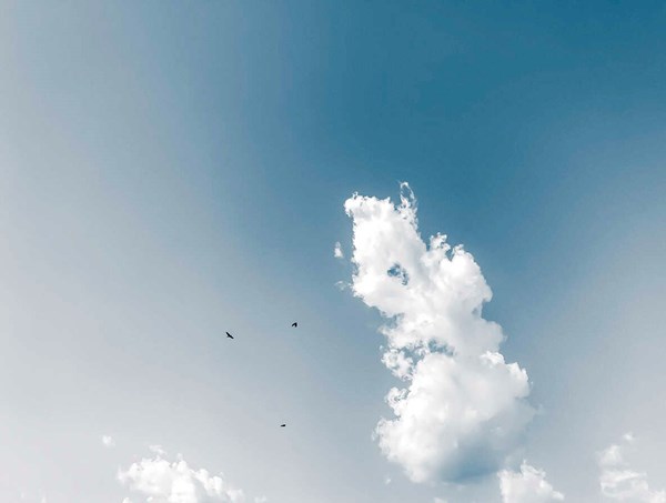 Molntussar på blå himmel